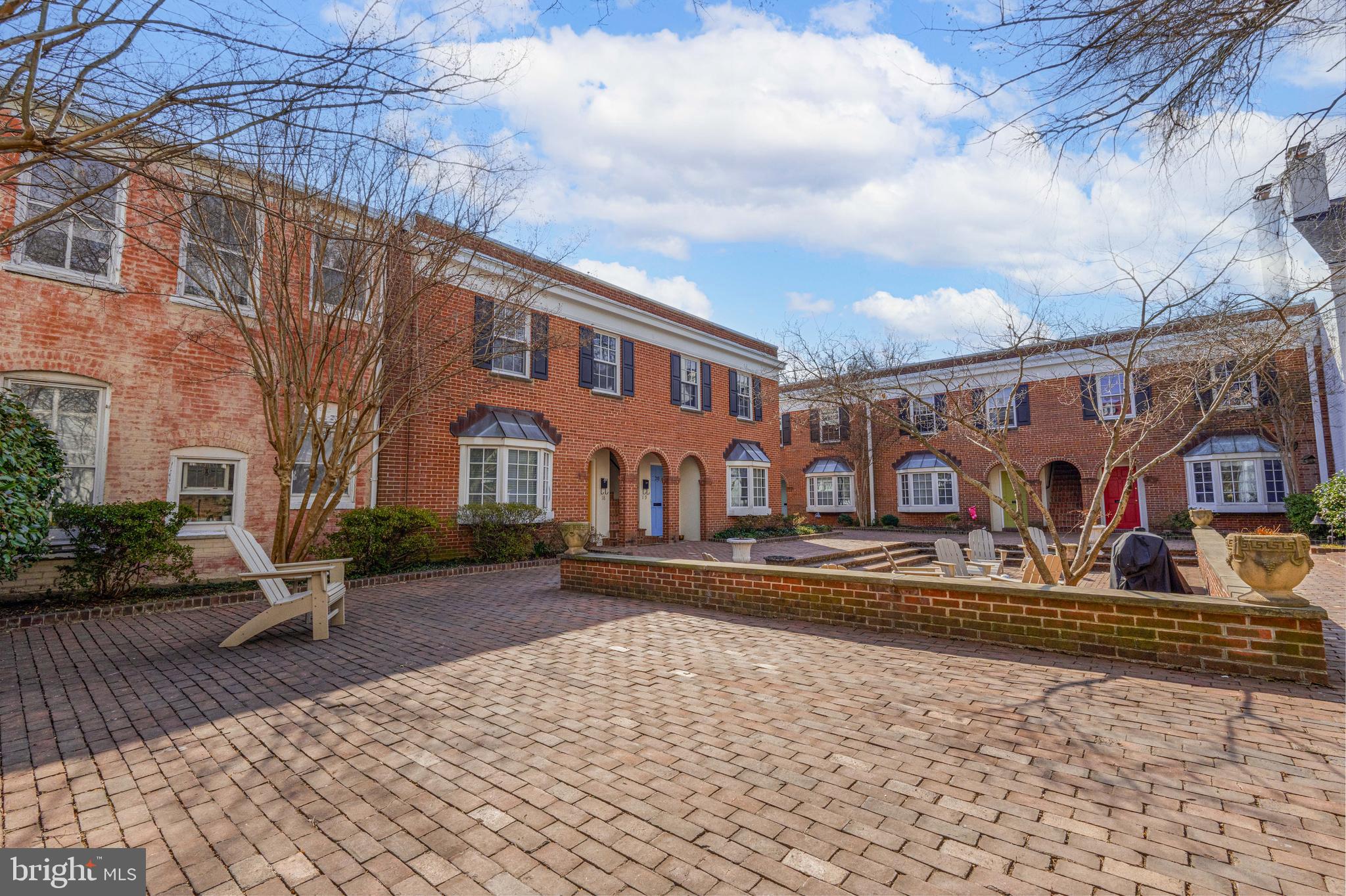 WHALES TAIL - Residential