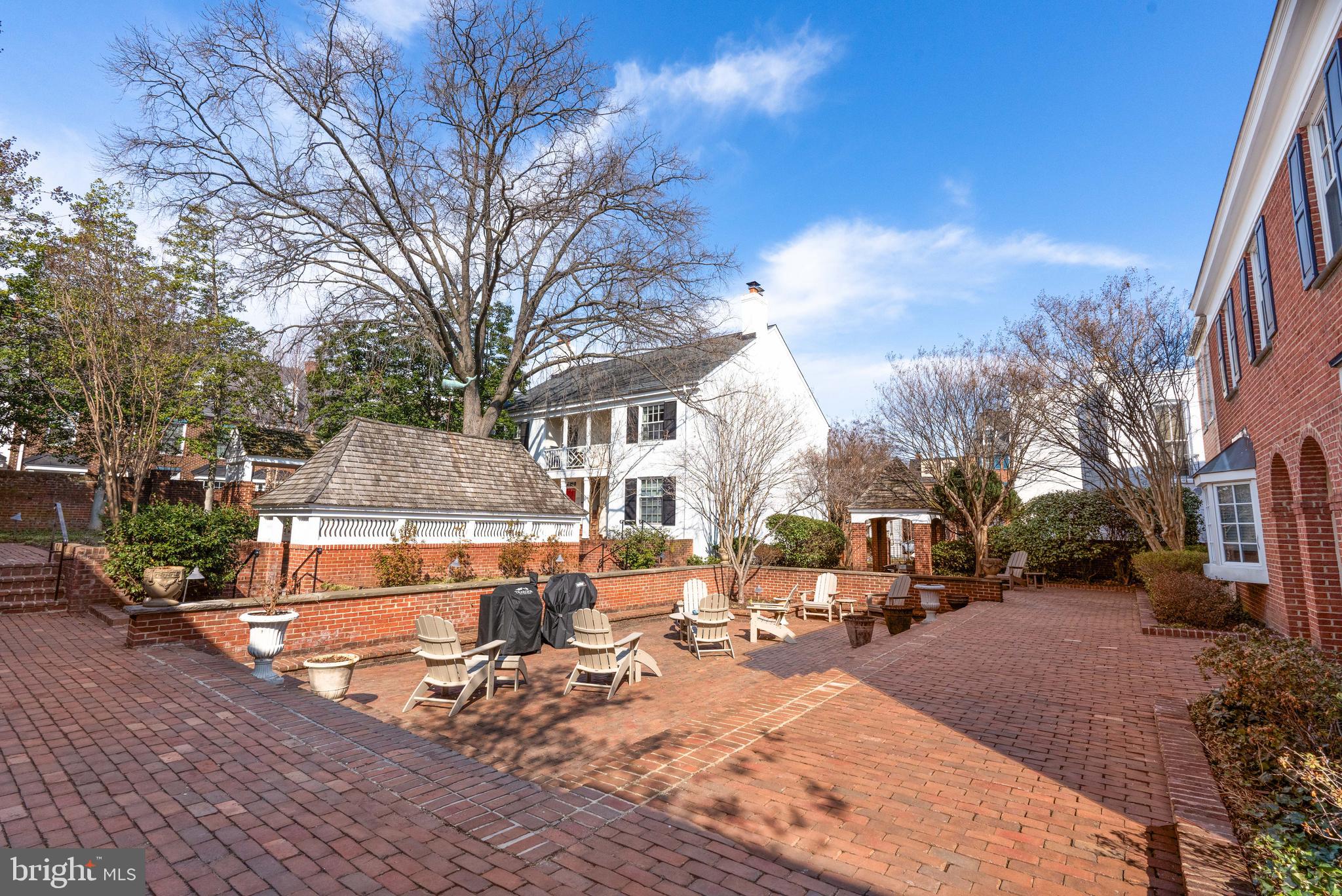 WHALES TAIL - Residential