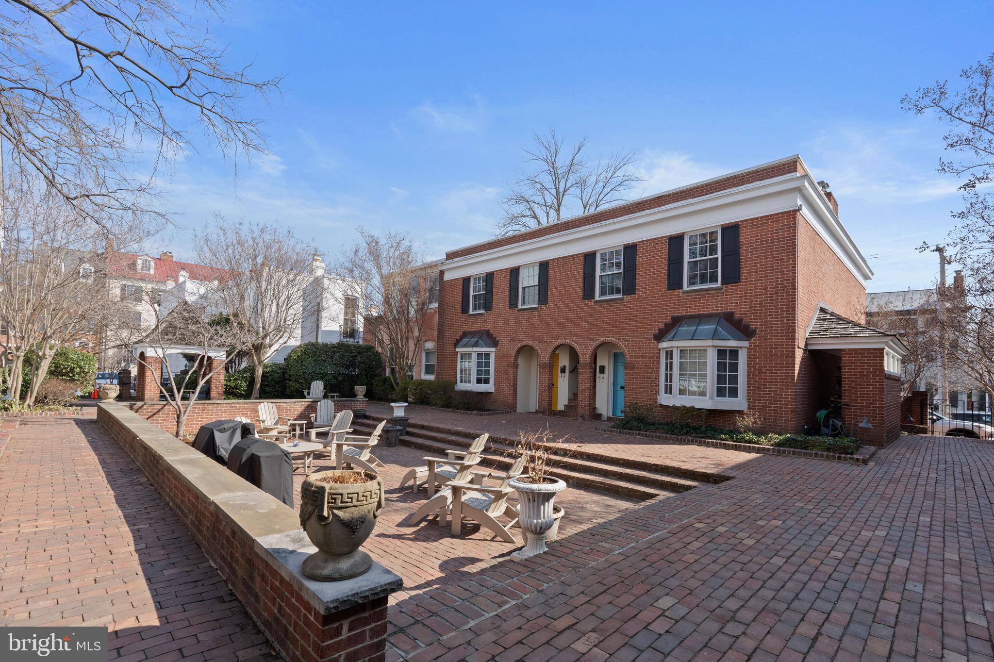 WHALES TAIL - Residential