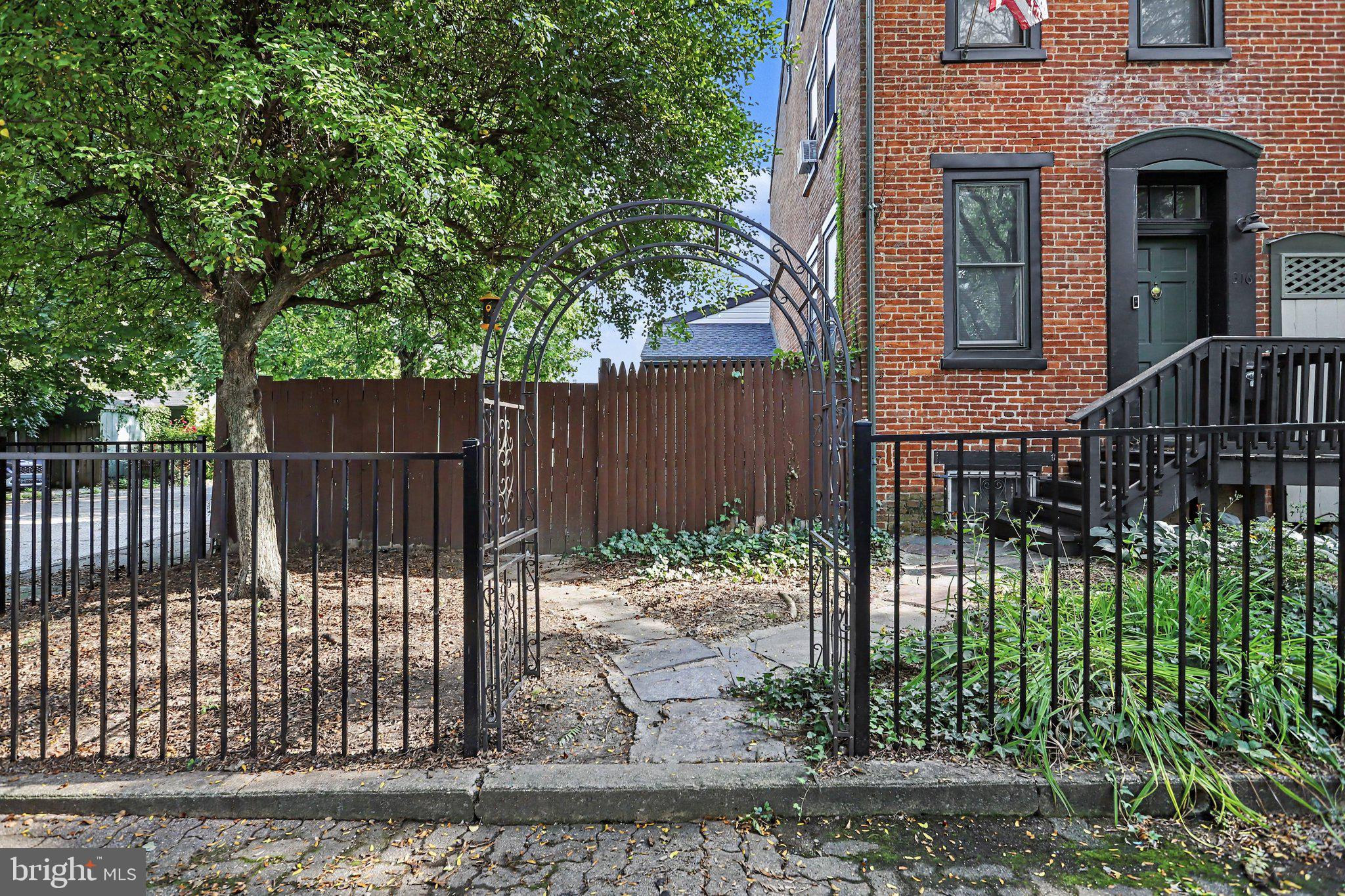 314 W NEWTON AVENUE 316