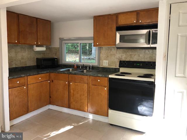 LAKE JACKSON - Residential Lease