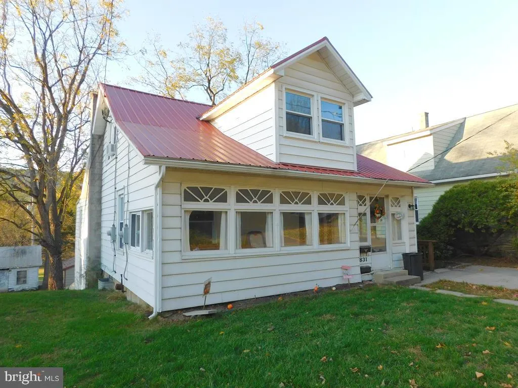 831 E Freedom Avenue, Burnham, PA 17009