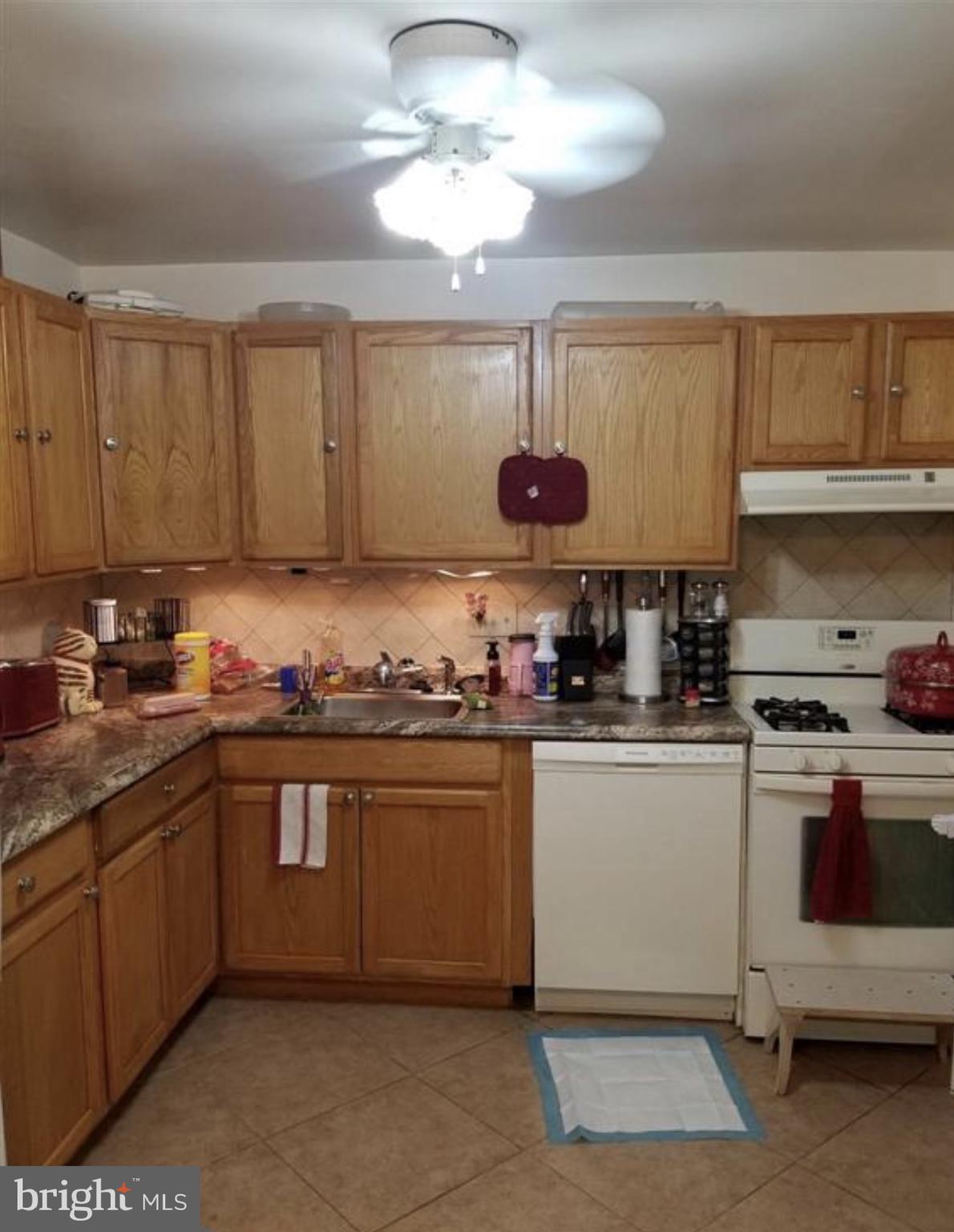 HUNTLEY SQUARE CONDOMINIUMS - Residential