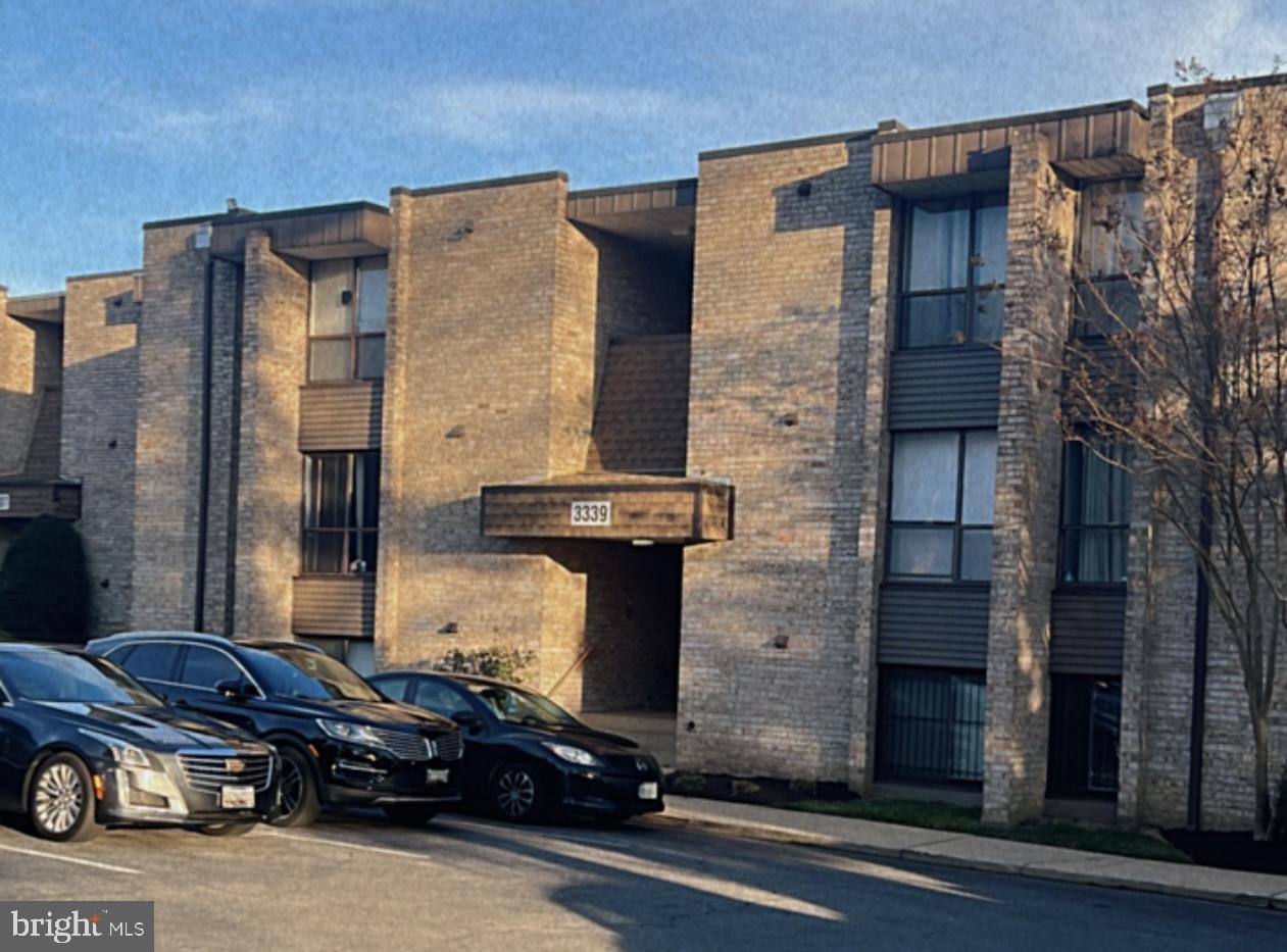 HUNTLEY SQUARE CONDOMINIUMS - Residential