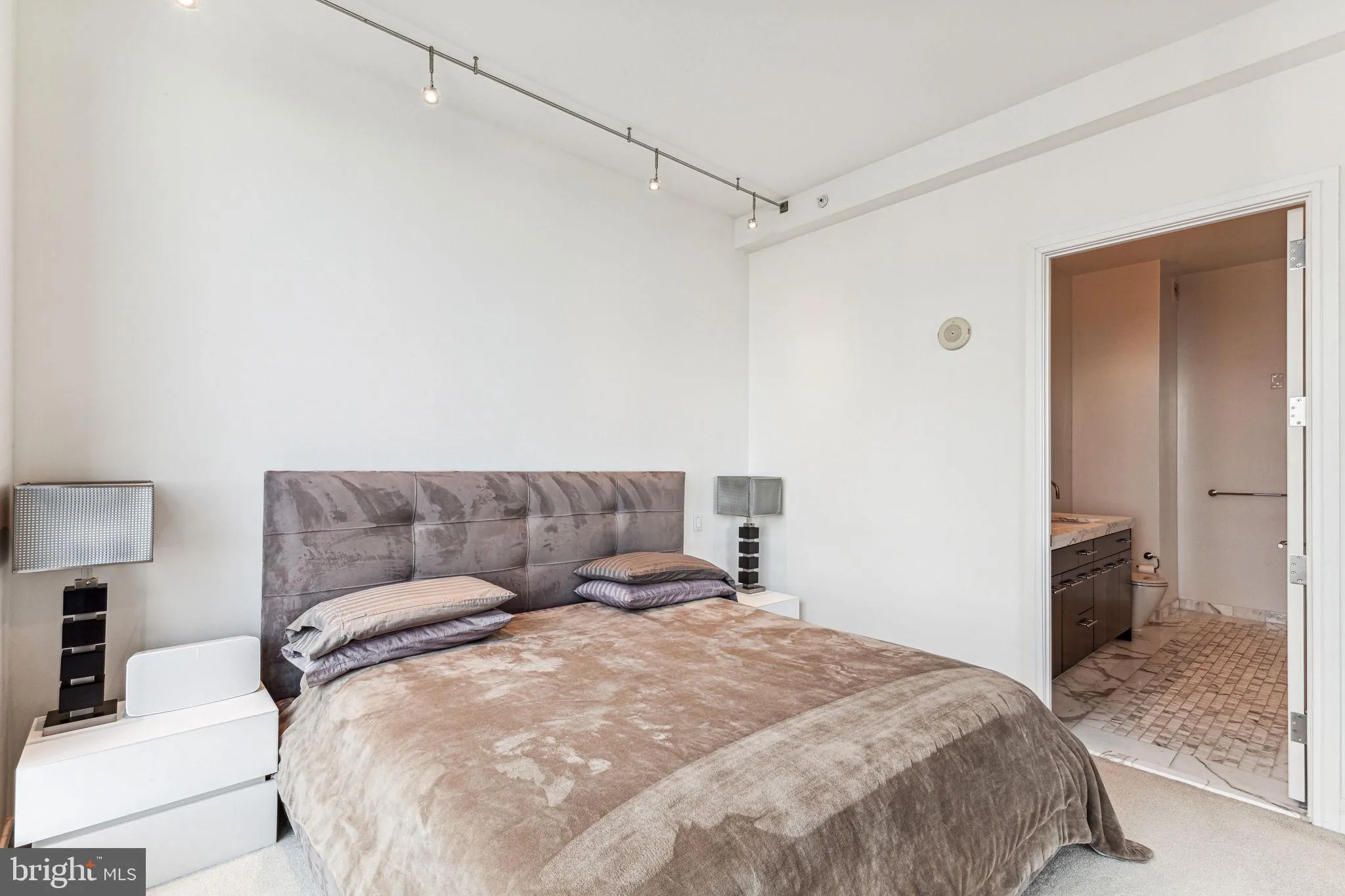 Philadelphia, Pennsylvania 19102, United States, 1 Bedroom Bedrooms, ,1 BathroomBathrooms,Residential,Active,114456