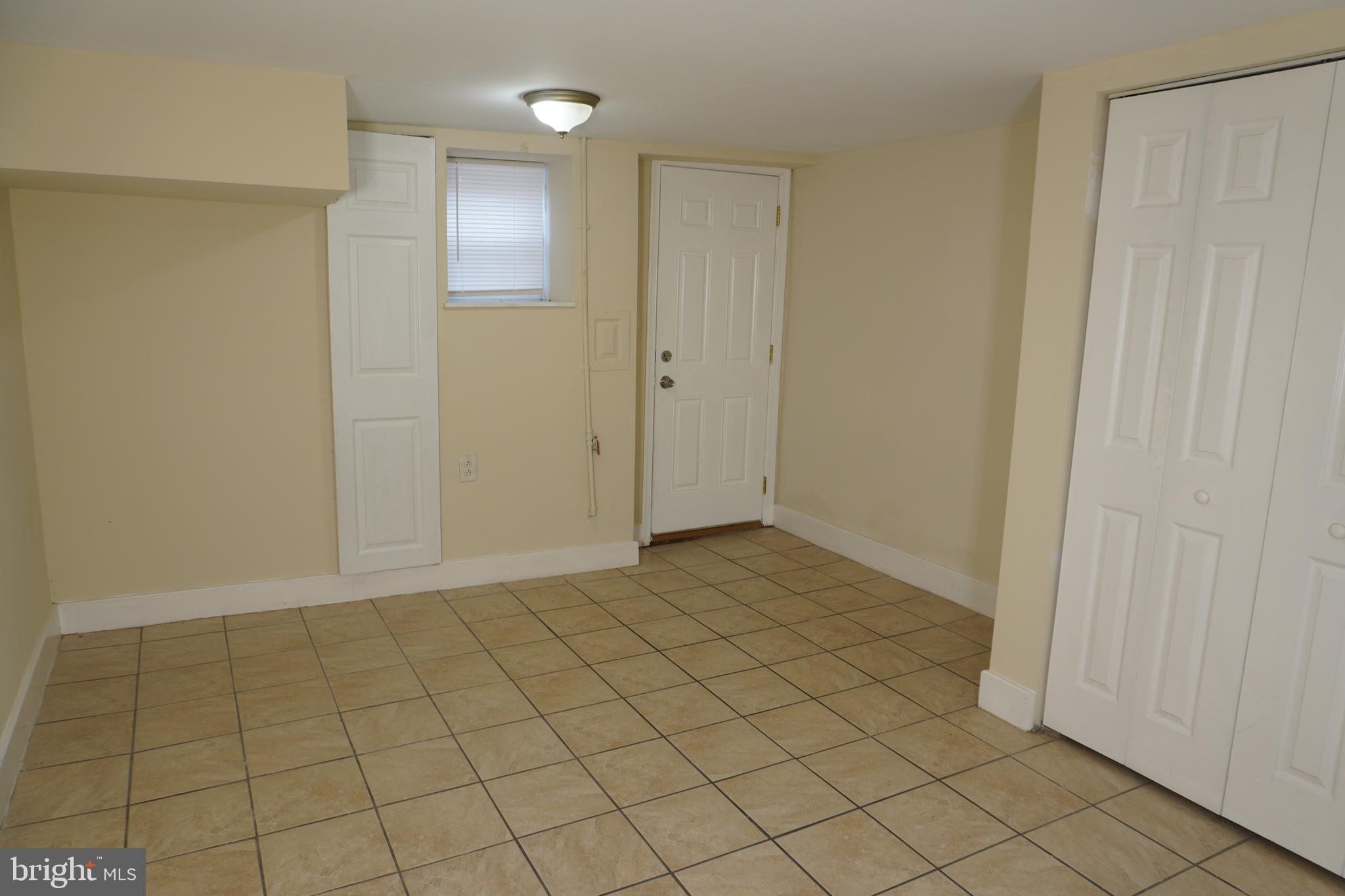 HOLLINS MARKET - Residential