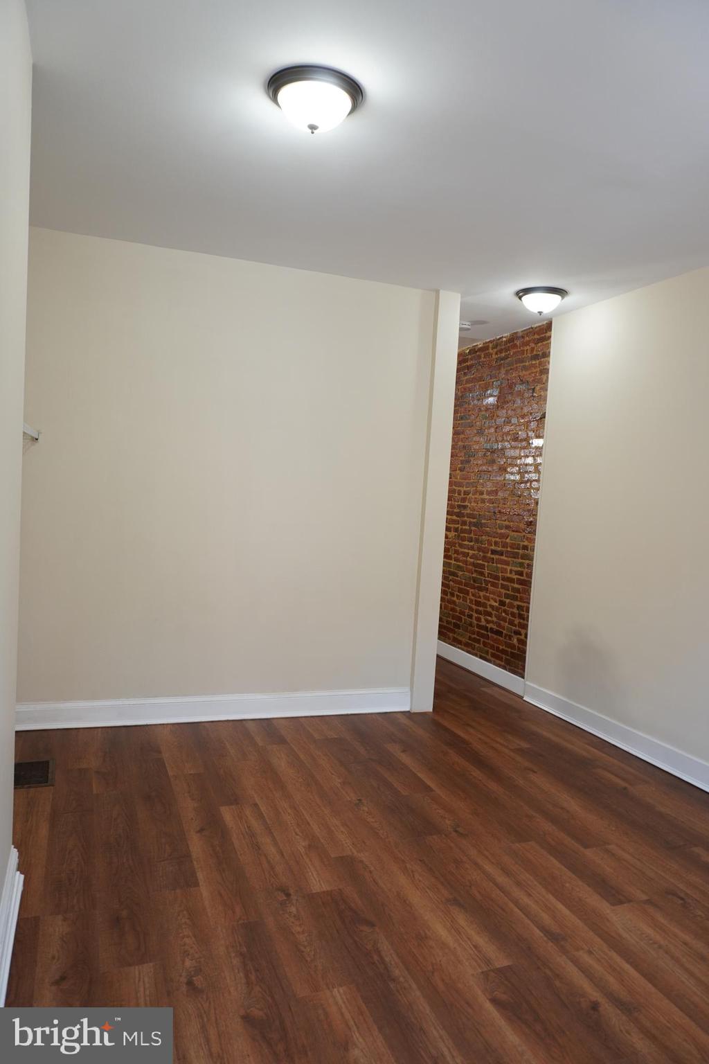 HOLLINS MARKET - Residential