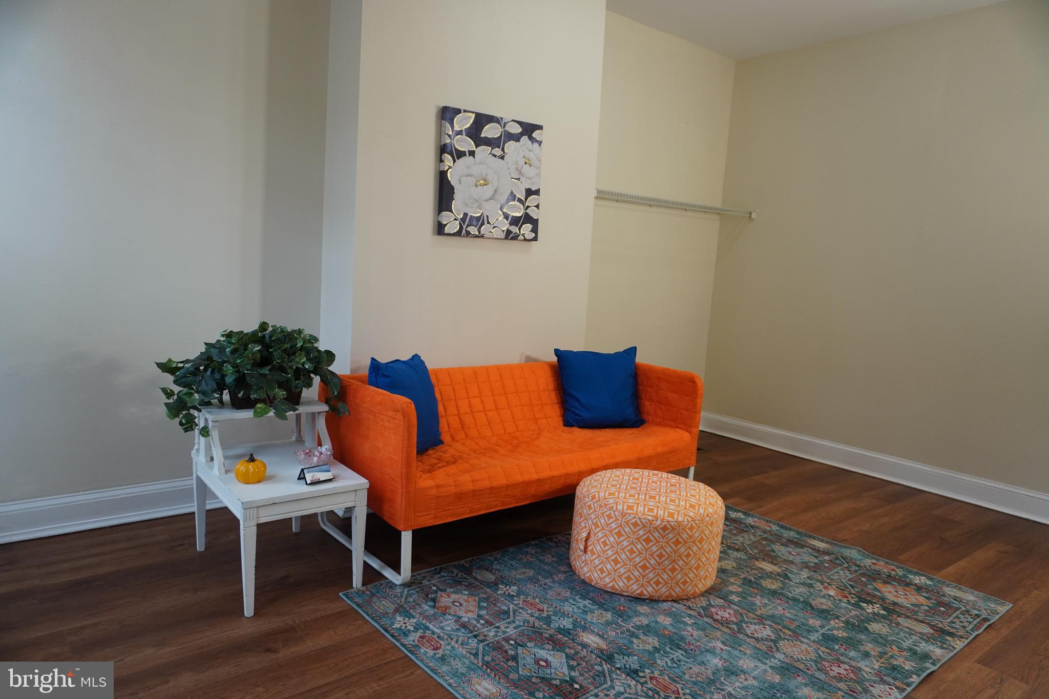 HOLLINS MARKET - Residential