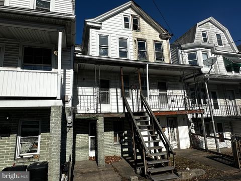 Townhouse For Sale - 117 E Saylor Street<br/> MOUNT CARMEL, PA 17851