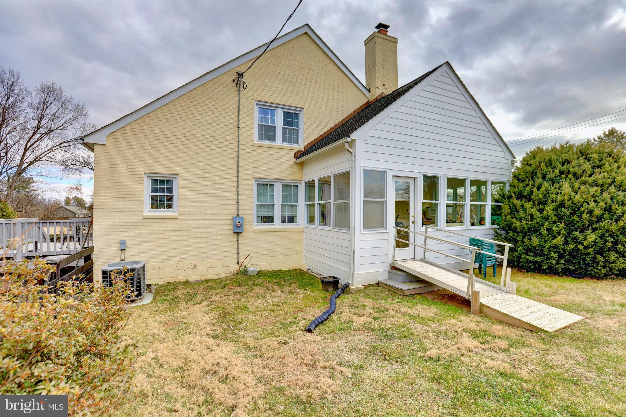 391 E COLONIAL HIGHWAY