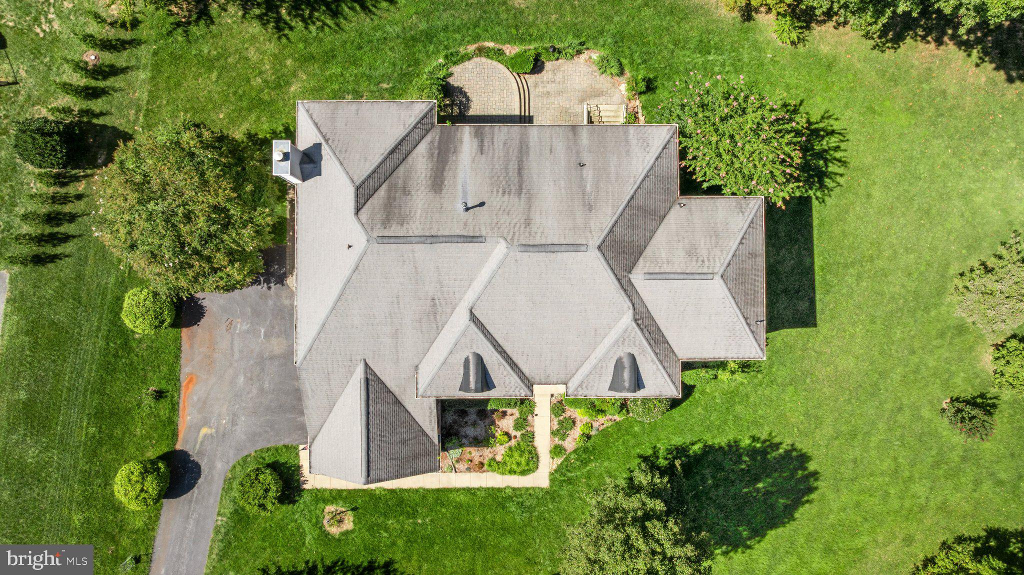 915 ZENITH DRIVE