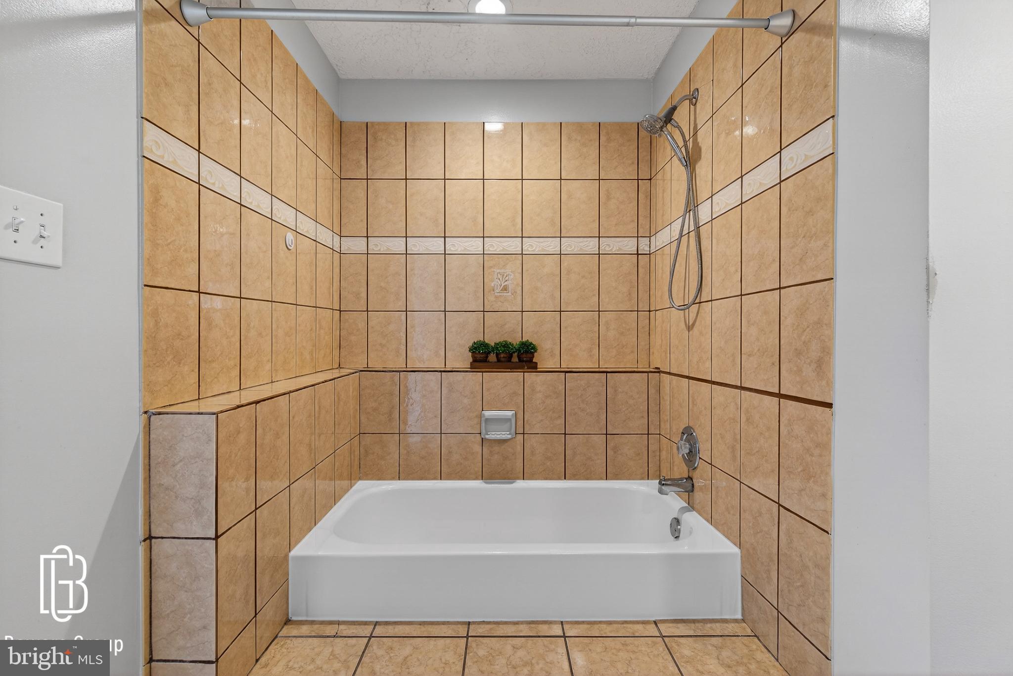 VALLEY STREAM ESTATES - Residential