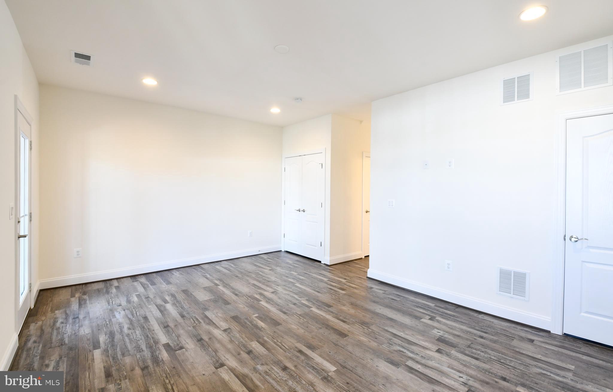 ROSELAND TOWNHOMES - Residential Lease