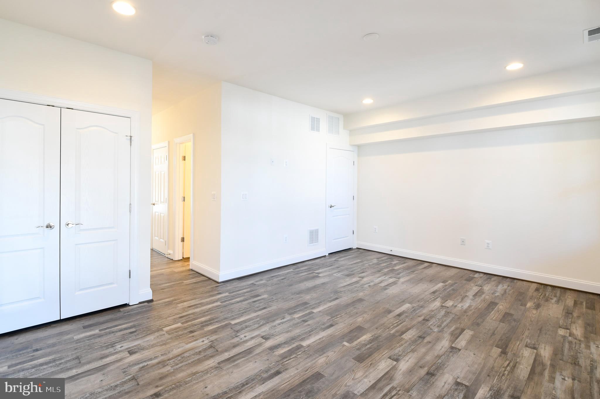 ROSELAND TOWNHOMES - Residential Lease