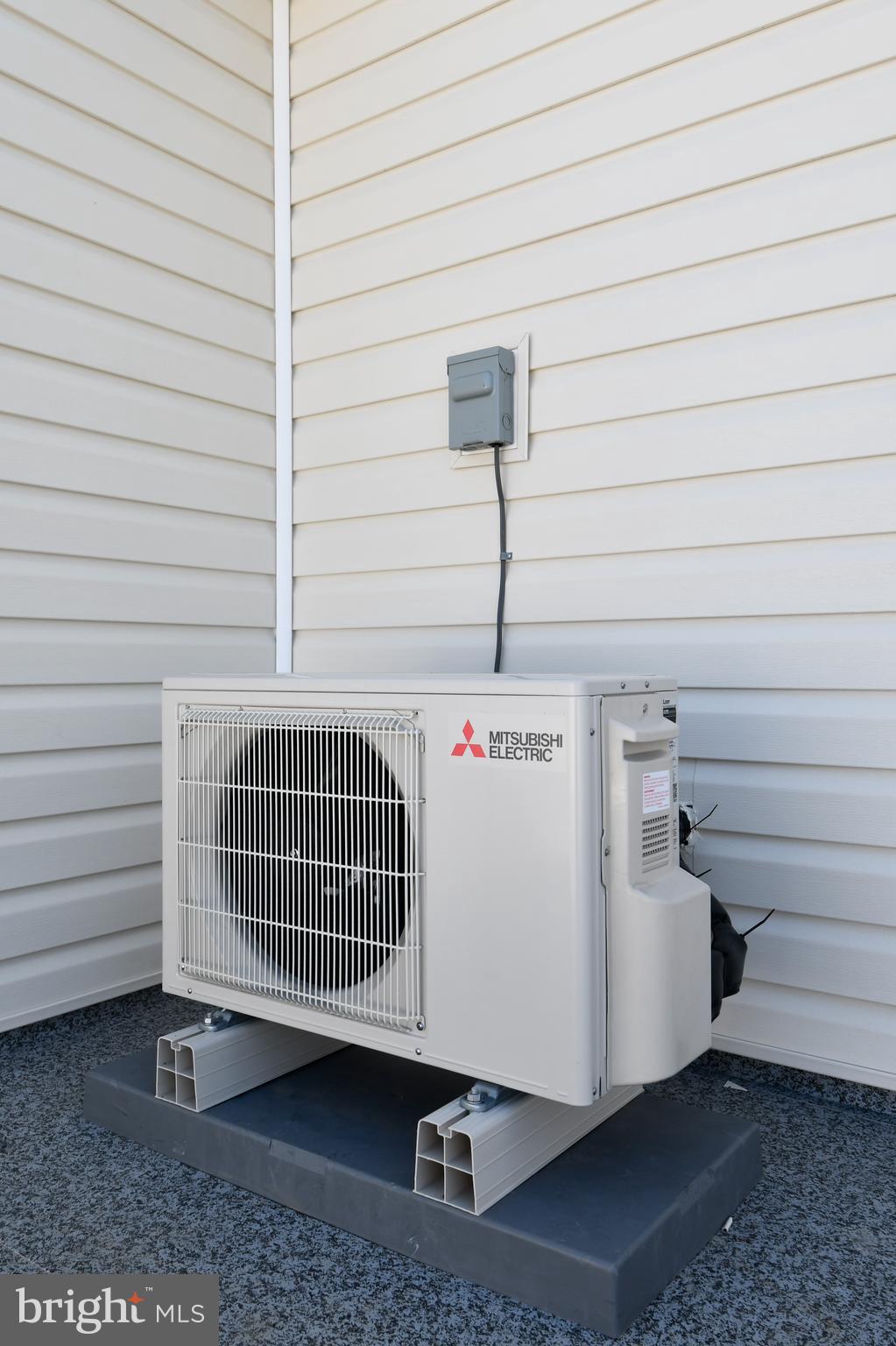 ROSELAND TOWNHOMES - Residential Lease