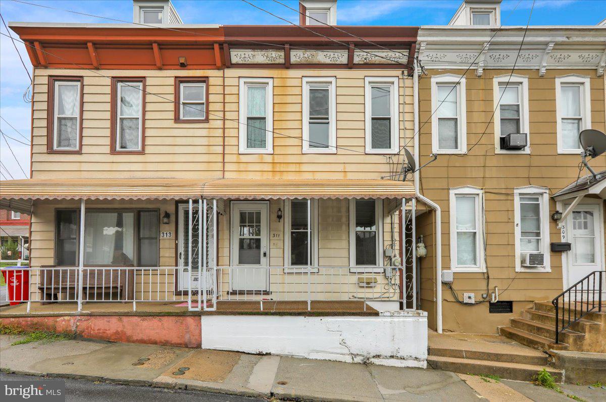 Great town home available for rent in Hamburg Schools for $1,800 a month. Offering 3 bedrooms and 1 bathroom. Tenants are
responsible for all utilities.