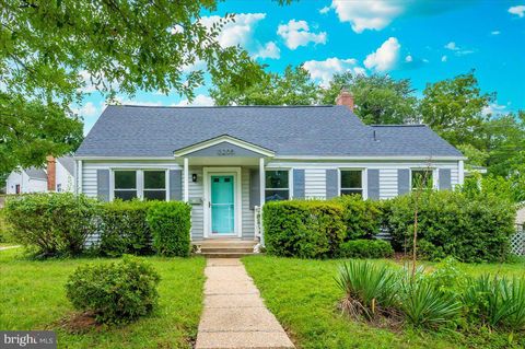 Photo of 13205 Okinawa Avenue, ROCKVILLE, MD 20851 (MLS # MDMC2196622)