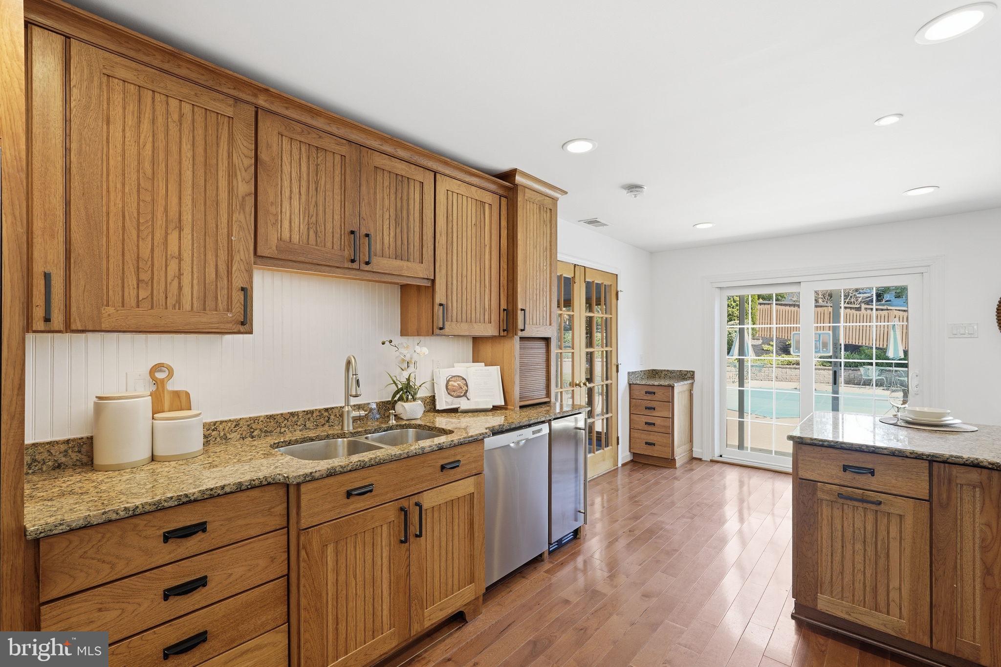 LAKEVALE COURT - Residential
