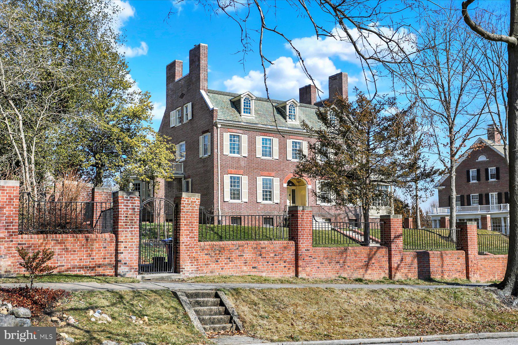 818 W UNIVERSITY PARKWAY