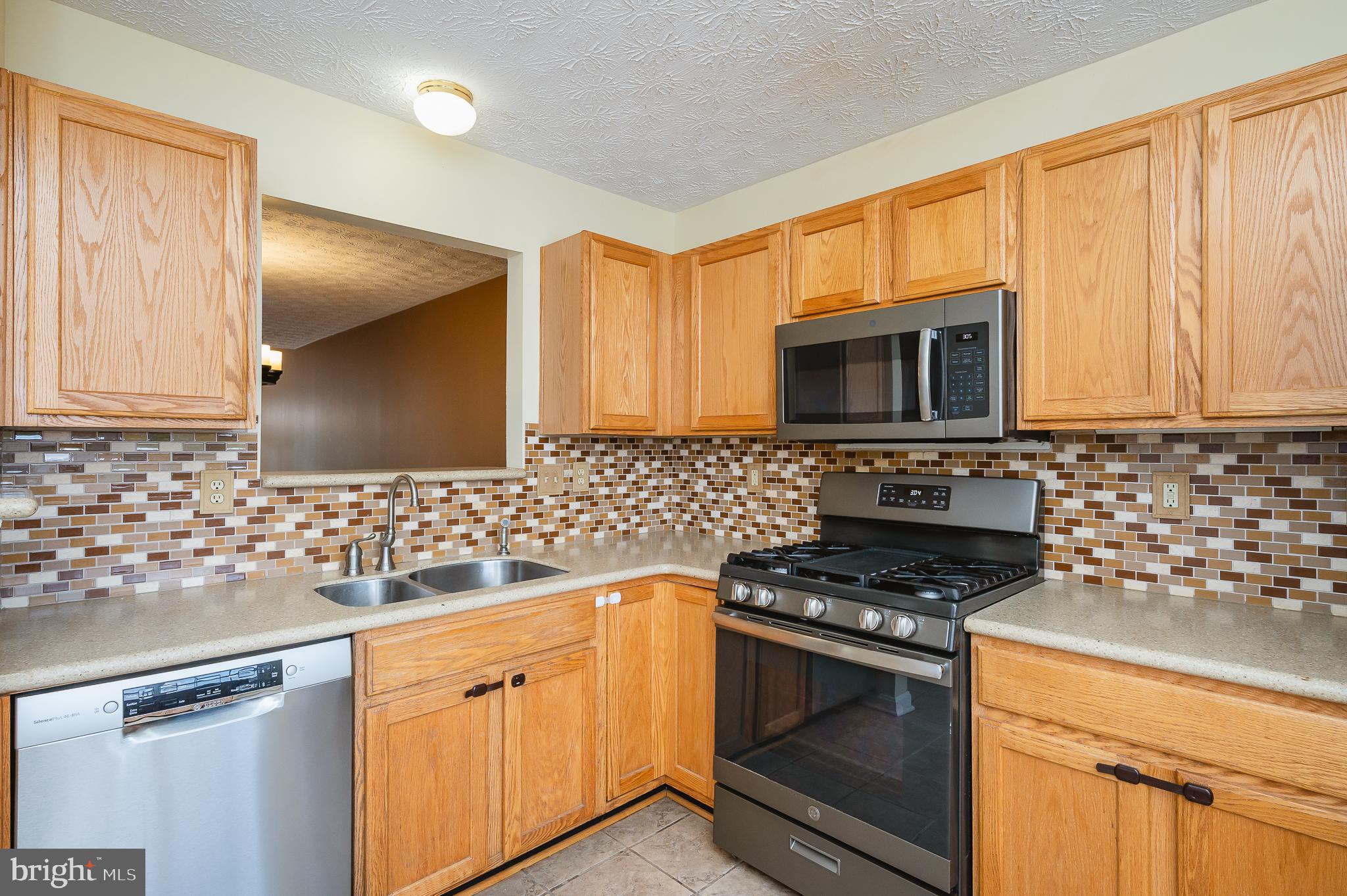 CONSTANT FRIENDSHIP - Residential Lease