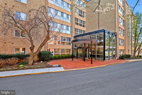 Photo of 4970 Battery Lane #108, BETHESDA, MD 20814 (MLS # MDMC2212870)