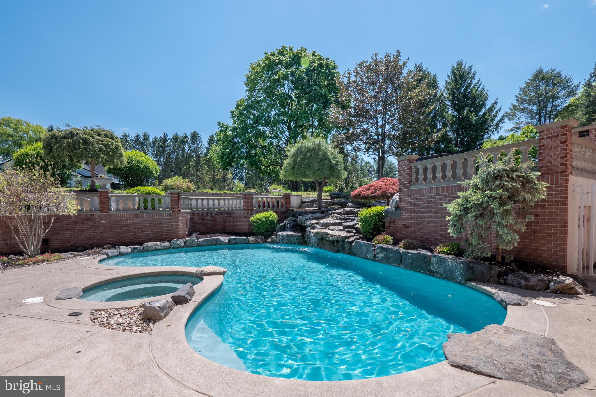 COUNTRY CLUB ESTATES - Residential