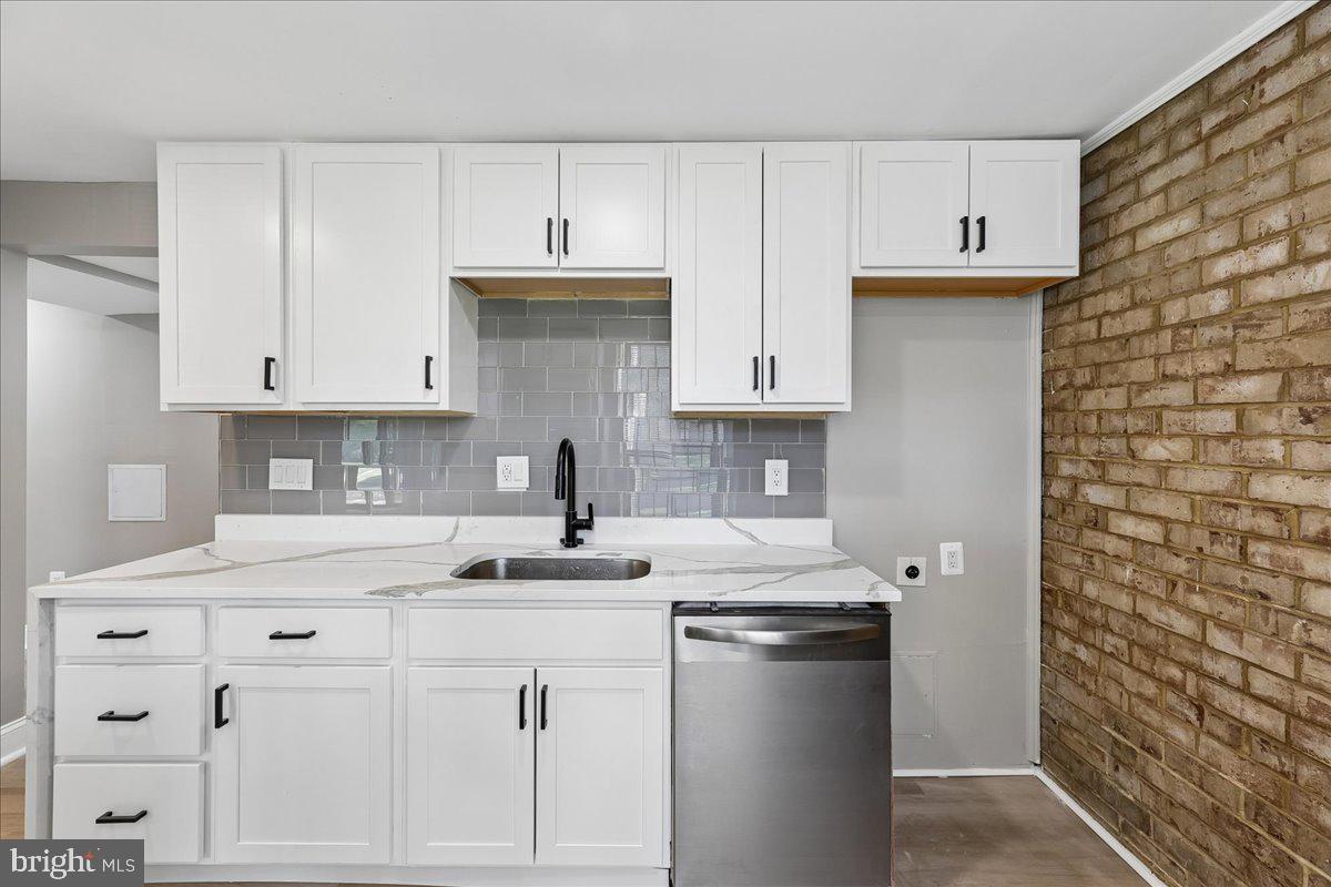 HUNTLEY SQUARE CONDOMINIUMS - Residential