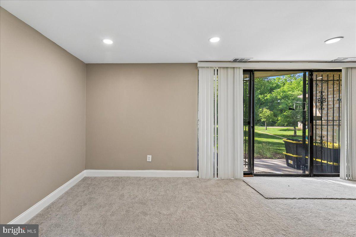 HUNTLEY SQUARE CONDOMINIUMS - Residential