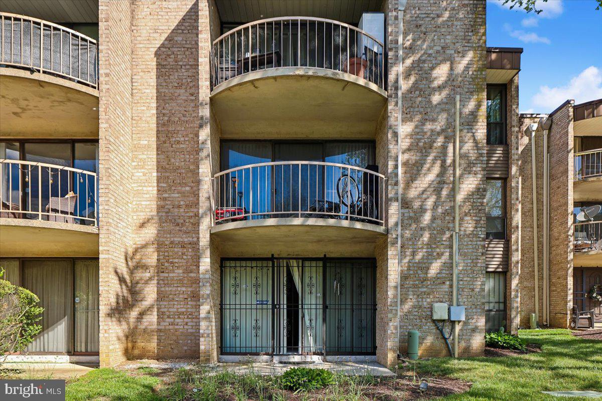 HUNTLEY SQUARE CONDOMINIUMS - Residential