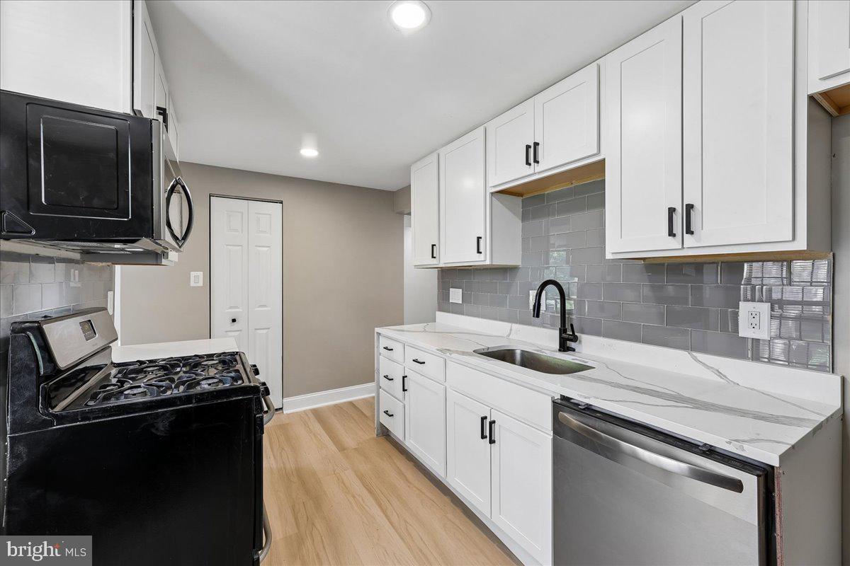 HUNTLEY SQUARE CONDOMINIUMS - Residential