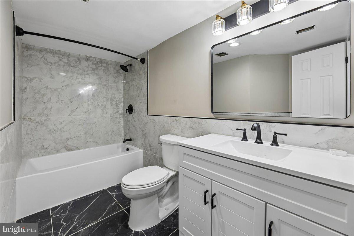 HUNTLEY SQUARE CONDOMINIUMS - Residential