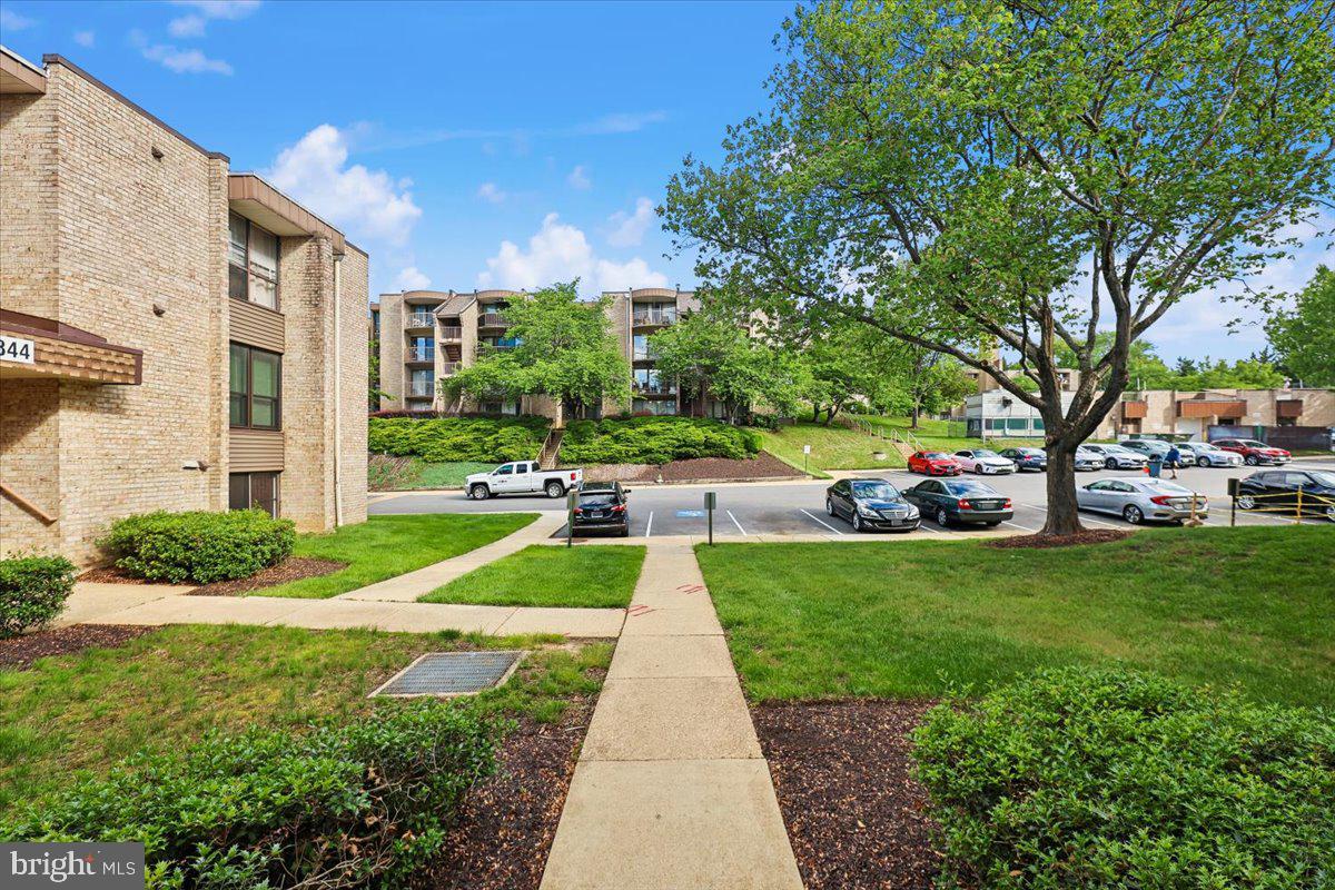 HUNTLEY SQUARE CONDOMINIUMS - Residential