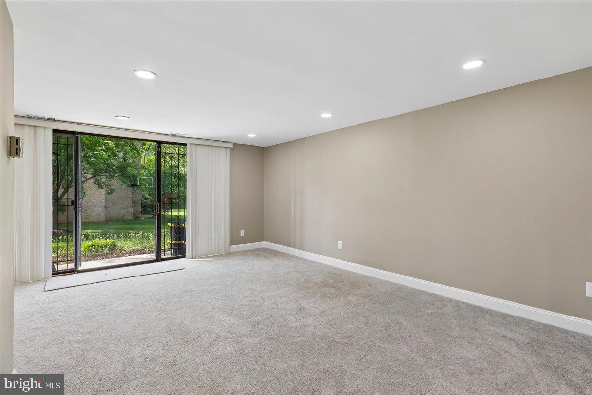 HUNTLEY SQUARE CONDOMINIUMS - Residential