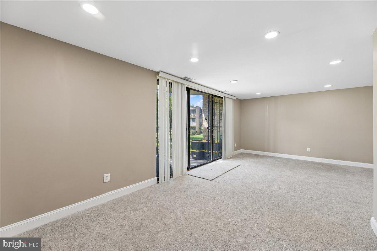 HUNTLEY SQUARE CONDOMINIUMS - Residential