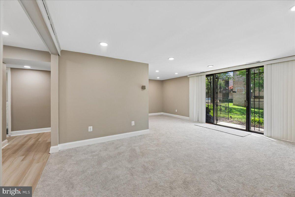 HUNTLEY SQUARE CONDOMINIUMS - Residential