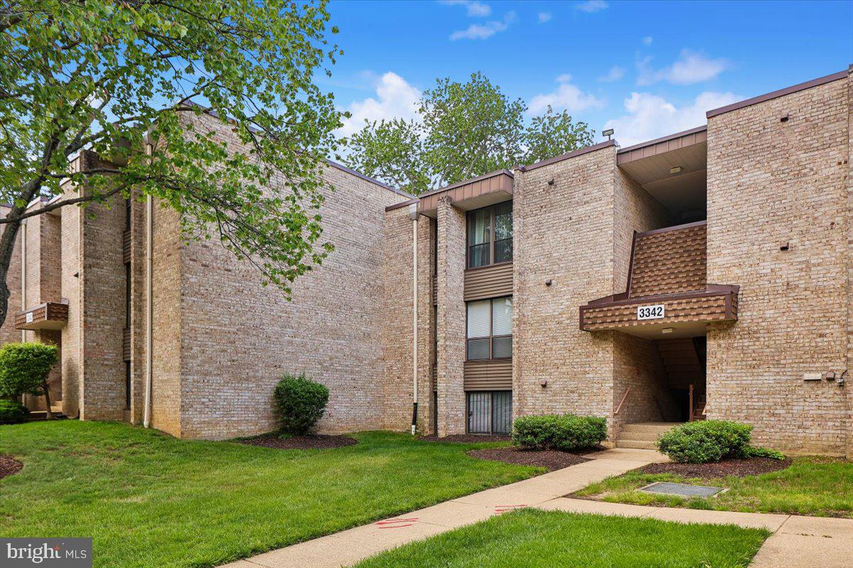 HUNTLEY SQUARE CONDOMINIUMS - Residential