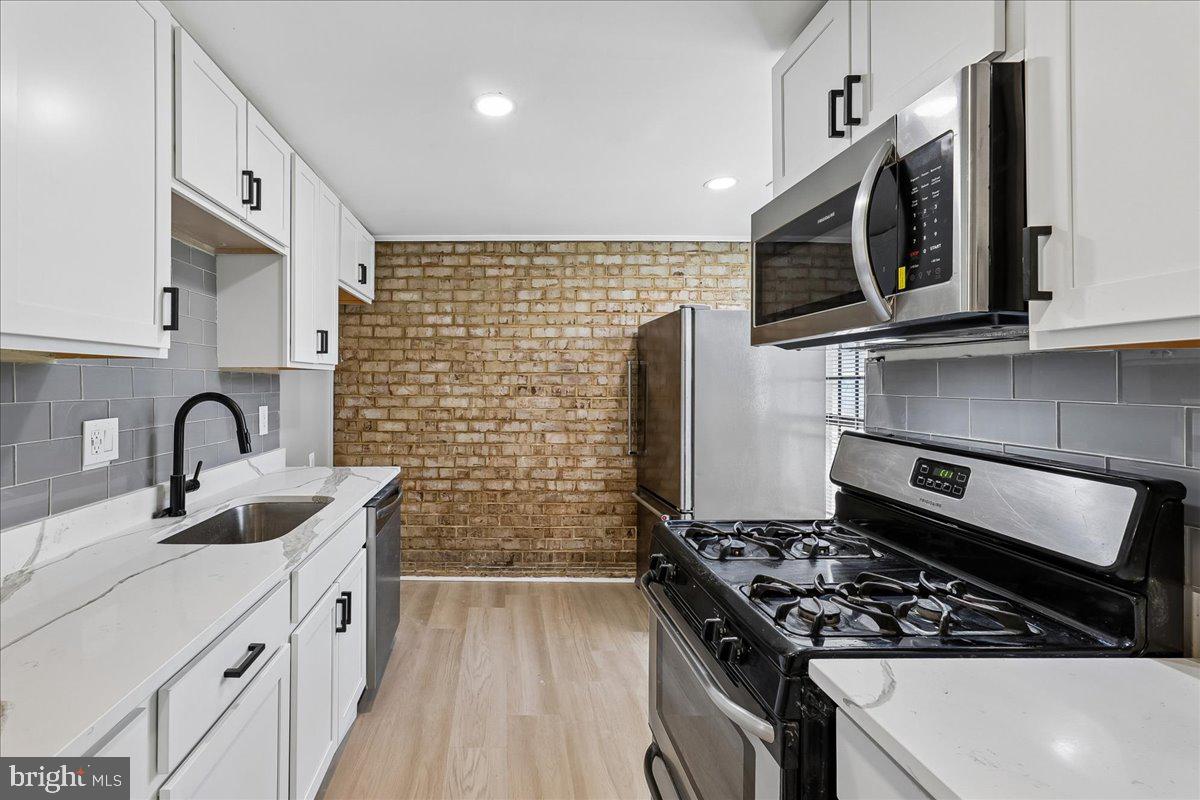 HUNTLEY SQUARE CONDOMINIUMS - Residential