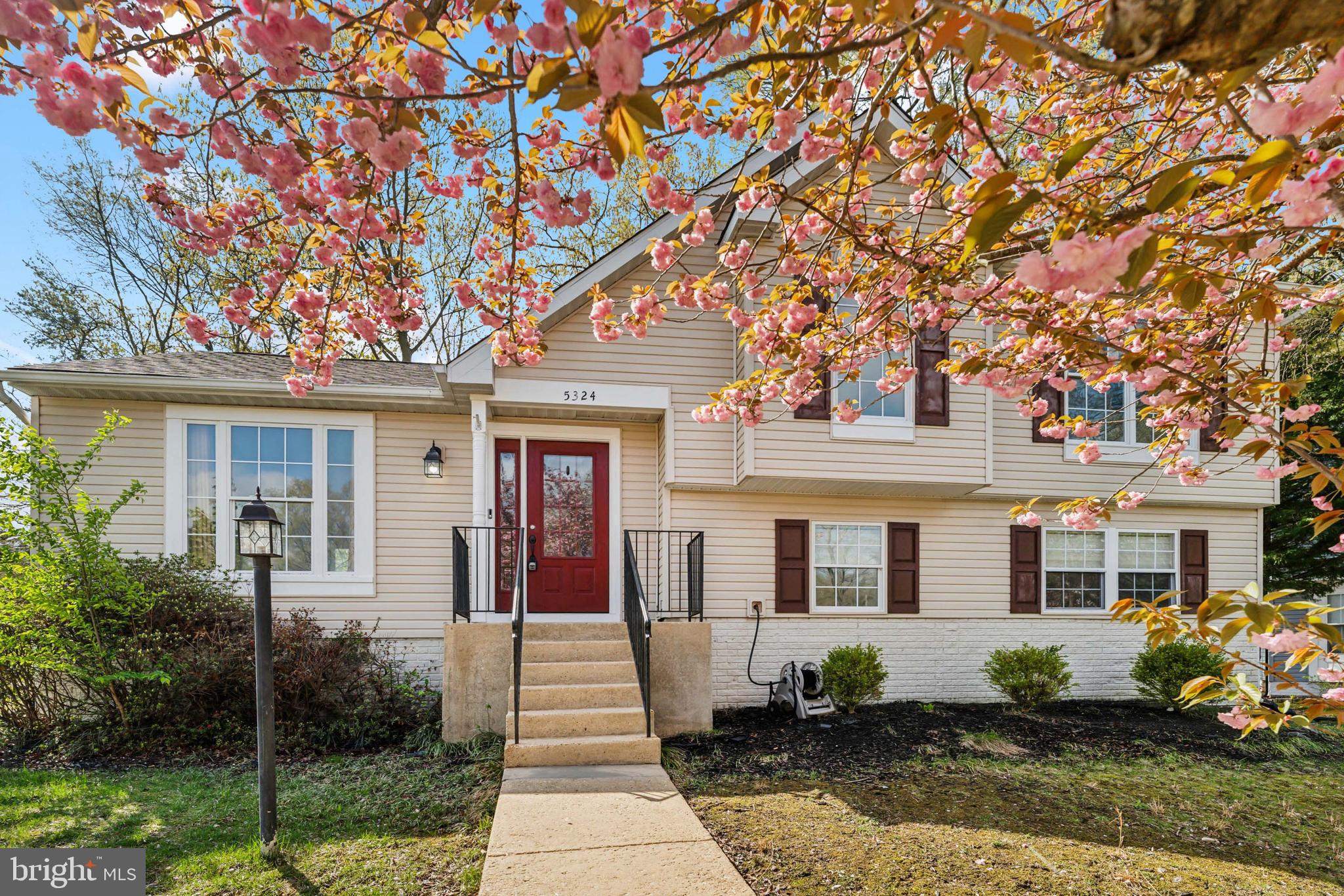 Located in the highly desirable Dorchester neighborhood, this beautifully maintained split-level home offers the perfect blend of space, functionality, and potential.
Step into the light-filled main level featuring an open-concept living, dining, and kitchen area with plenty of natural light. The kitchen overlooks the living room and provides a seamless flow to the dining space, which opens to a rear deck through sliding glass doors — ideal for entertaining or enjoying peaceful backyard views.
Upstairs, you’ll find brand new carpet and fresh paint throughout, along with three spacious bedrooms and two full bathrooms. The hallway bathroom serves the secondary bedrooms, while the primary suite features an updated en-suite bath.
The lower level offers a versatile entertainment space, complete with a half bath and walkout access to the backyard. A few additional steps down lead you to a large unfinished basement with existing electrical, washer and dryer, and over 500 sq. ft. of space — perfect for a future game room, gym, office, or storage.
Key Features:
3 Bedrooms | 2.5 Bathrooms
New Carpet & Fresh Paint Throughout
Multiple Finished Living Areas + Unfinished Basement
Rear Deck & Spacious Backyard
Walkout Lower Level
Prime Location in the Dorchester Community
This home offers light cosmetic opportunities, reflected in the price, and endless possibilities to make it your own. Don’t miss the chance to own in this established community where homes are selling fast — schedule your tour today!