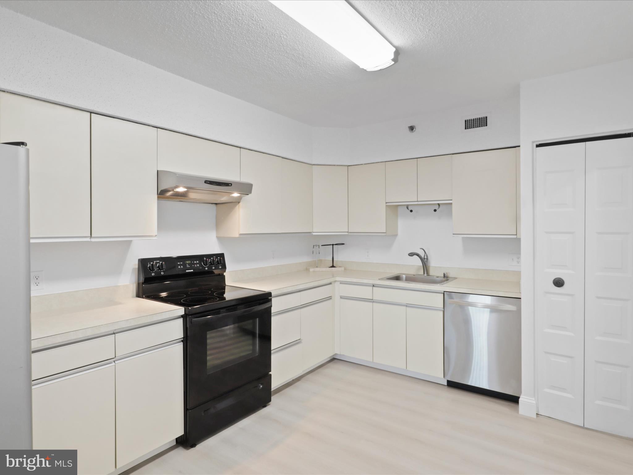 SKYLINE SQUARE CONDO - Residential Lease