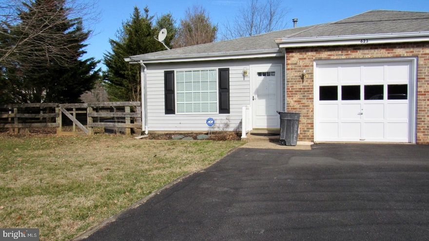 Adorable Duplex in the Town Of Warrenton offering 3 bedrooms, two full baths, one car garage, washer, dryer,  private patio off the dining room opening into a  fenced yard. Living room opens into dining room with ceramic flooring.  Close to shopping, restaurants and walking trail.