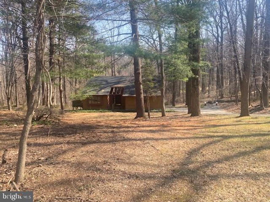 Beautiful contemporary/ split level in Sagamore II. Wooded 1.32-acre in a park like setting. Efficiently designed 4 bed 2.5 baths with attached 2 car garage in just under 2,000 finished sq feet. HOA is self managed with very nominal voluntary dues. This one won't last!