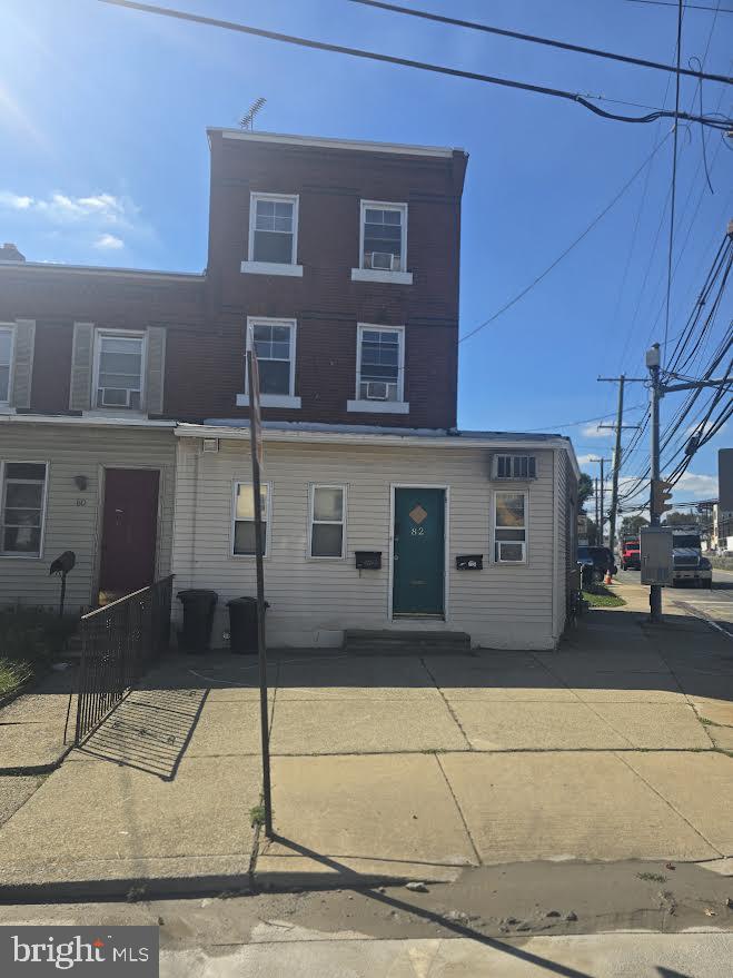82 N SYCAMORE AVENUE
