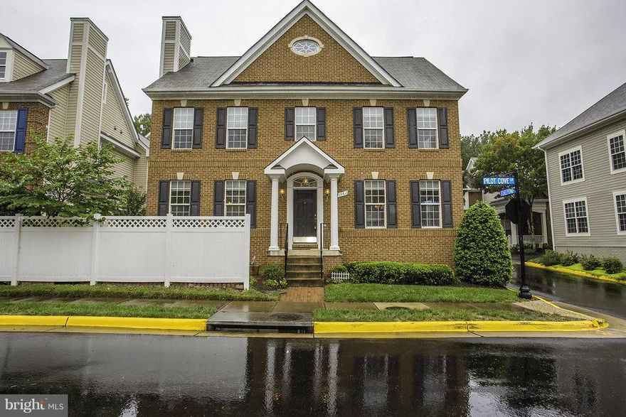 * * STATELY DETACHED HOME WITH ALL THE GREAT AMMENITIES OF INLET COVE!  3 FINISHED LEVELS 3 BR, 3.5 BA!  LOFT COULD EASILY BE CONVERTED TO 4TH BR.. NEW CARPET, RICH HARDWOODS! FULLY EQUIPPED KITCHEN W/ BREAKFAST BAR, GRANITE AND SUNNY TABLE SPACE! GENEROUS MASTER BR SUITE WITH CATHEDRAL CEILING AND PLENTY OF CLOSET SPACE!  SPACIOUS LOWER LEVEL WITH FULL BATH.. LOCATED NEAR ALL MAJOR COMMUTE ROUTES