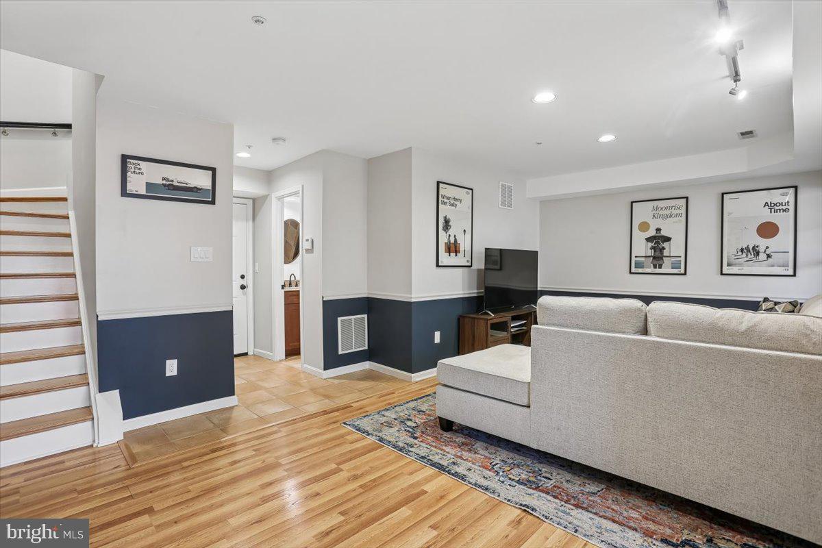 ROSE HILL FALLS - Residential