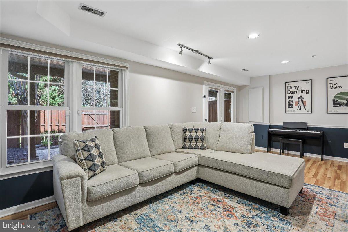 ROSE HILL FALLS - Residential