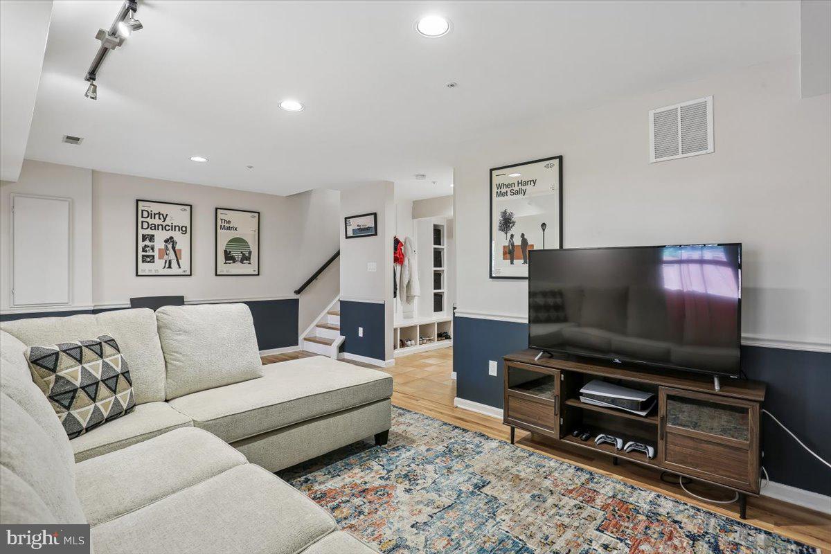 ROSE HILL FALLS - Residential