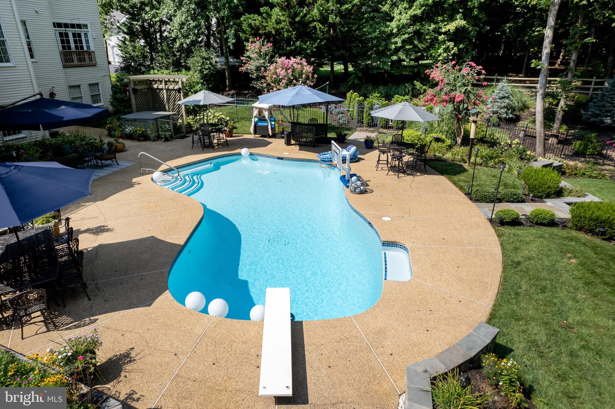 OAKTON CHASE - Residential