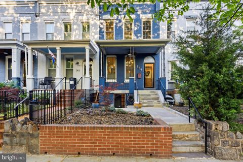 Photo of 264 15th Street SE, WASHINGTON, DC 20003 (MLS # DCDC2257226)
