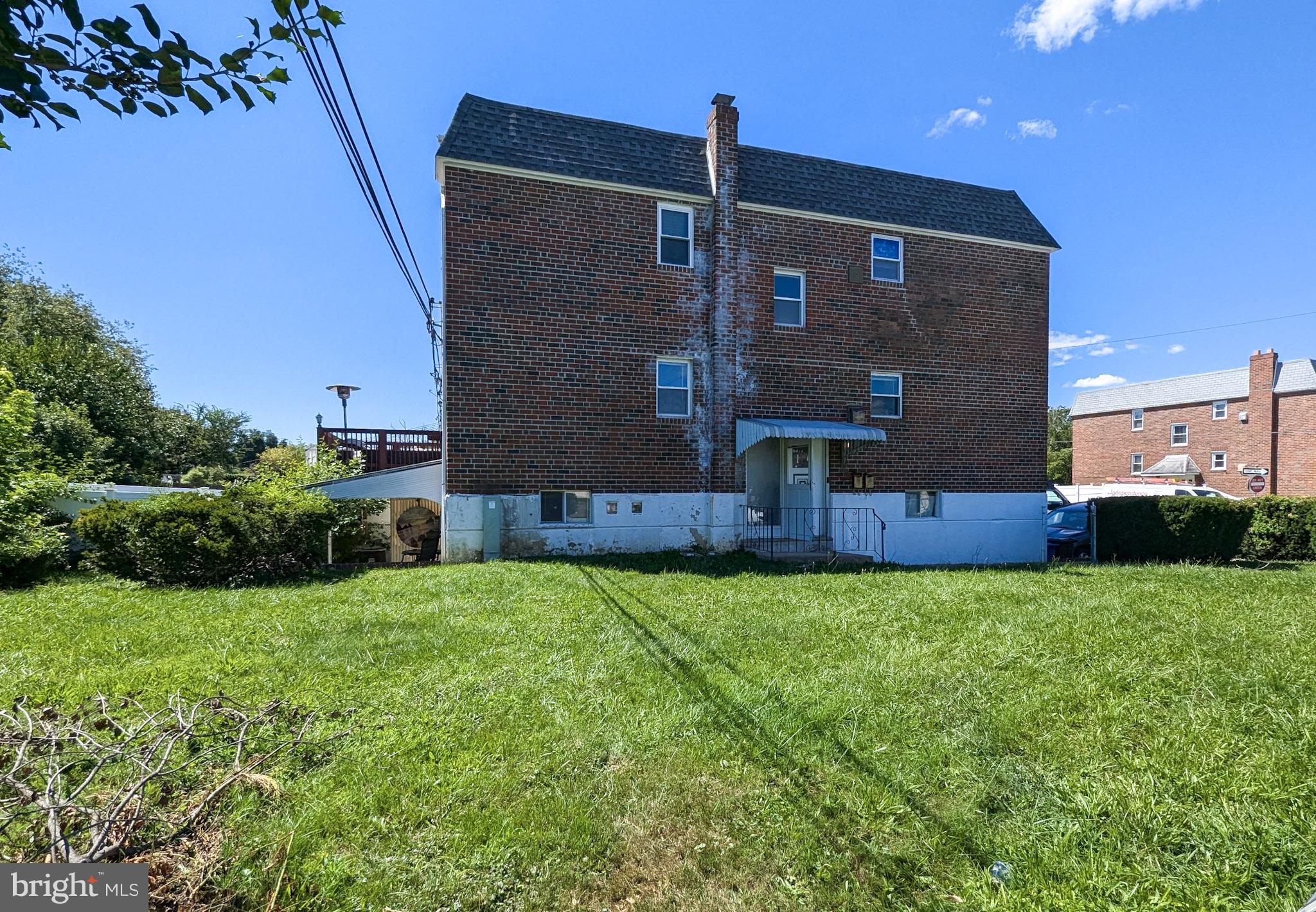 Main image without alt text