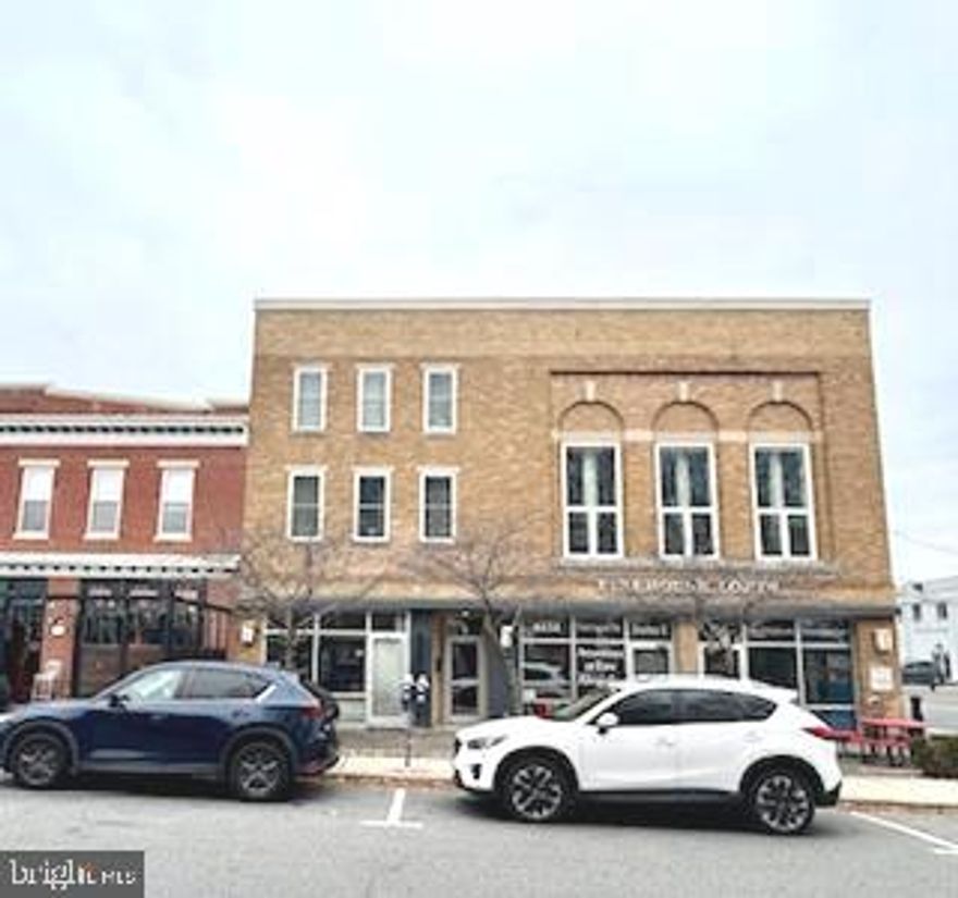 Sought after Hyattsville Arts District has a rental for you!  Large Sunny 1 bedroom unit with private front patio and private back patio.  Living area is large enough for a home office and living space.  New ceramic tile flooring and freshly painted apartment.  Home has ample bright recessed and track lighting.  There is ample storage with a full modern kitchen,with a unique washer/dryer combo and an ensuite bathroom.  

Home is steps to the Hyattsville Court House, Food,  Hyattsville City Hall, Gateway Arts District.